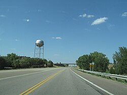 Torre de água de Ellsworth vista da Rodovia Estadual do Kansas 156 (2012)