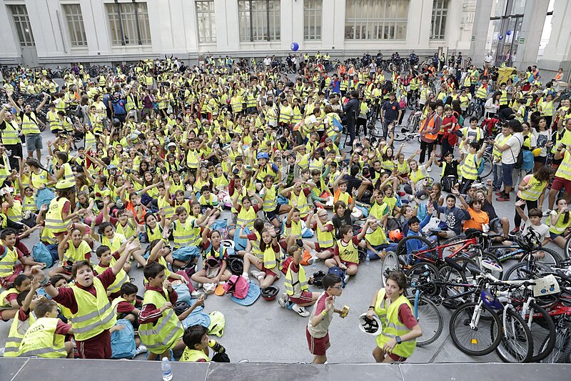 File:Escolares en bicicleta, protagonistas en el Día Europeo sin Coches (04).jpg