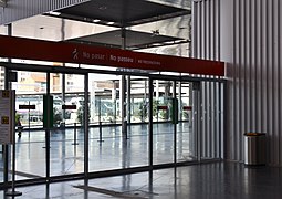Estació de tren d'Alacant, portes.jpg