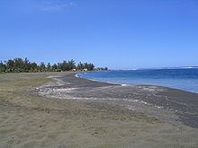 La plage de sable noir de L'Étang-Salé.