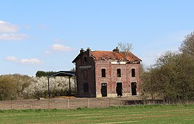 L'ancienne gare du Chemin de fer de Vélu-Bertincourt à Saint-Quentin, transformée en étable.