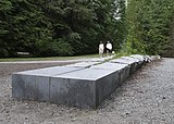 Drei Granitskulpturen aus einer Steinplatte und einem gleichen Gewicht an Felsbrocken