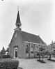 Nederlands Hervormde Kerk: zaalkerk met spitsboogvensters en achtkantig houten klokkentorentje