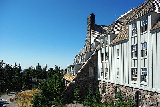 De beroemde rustieke Timberline Lodge (1935) ligt niet in een nationaal park, maar in het Mount Hood National Forest.