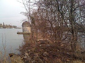 Конец верхнего течения к северо-востоку от Иль-Флери, принадлежащего Безону, вдали автомобильный мост с одноименным названием.