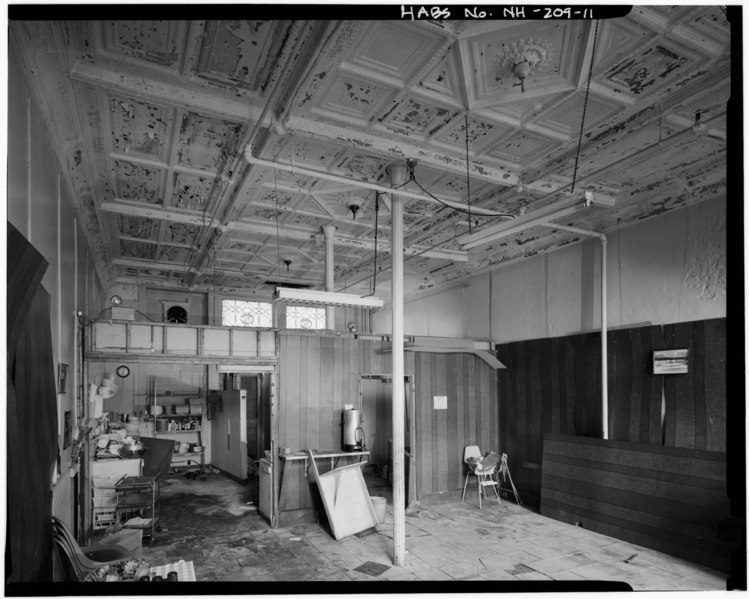 File:FIRST FLOOR, NUTFIELD CLUB IN WEST ELL, LOOKING SOUTHEAST, CAST IRON COLUMNS, PRESSED METAL CEILING - Harrington-Smith Block, 18-52 Hanover Street, Manchester, Hillsborough County HABS NH,6-MANCH,6-11.tif