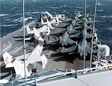 Cinq Vought F-8E(FN) Crusader, huit Dassault Étendard IV, et un Breguet Alizé à l'avant du pont d'un Clemenceau dans les années 1970.