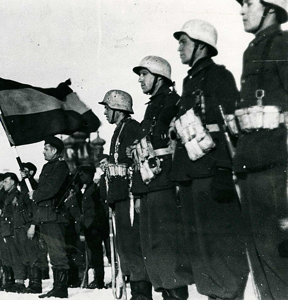 File:Fotografía de la bandera española presidiendo un acto de la División Azul.jpg