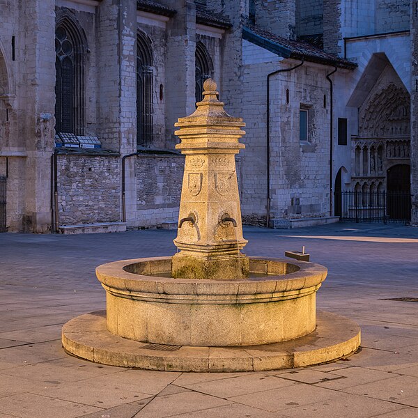 File:Fountain at Plaza de Sta Maria in Vitoria-Gasteiz (1).jpg