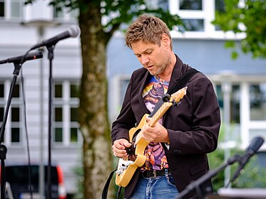 de:Frank Schwinn, österreichischer Gitarrist, bei seinem Auftritt am 2017-09-09 in de:Vöcklabruck