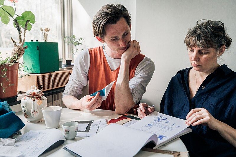 File:Fredy Clue and Ida Björs Designing Bäckadräkten 2022.jpg