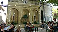 En centre-bourg une fresque qui égaye une place servant pour le restaurant voisin.