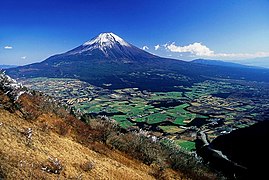 西の毛無山より、手前は朝霧高原