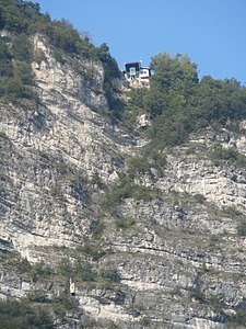 Steilwand unterhalb der Bergstation der Funivia Mezzocorona-Monte