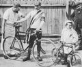 Dans le «Le dernier», de Marcel Aymé, sont évoquées les premières courses, tel le Tour de France, gagné, en 1903, par Maurice Garin.