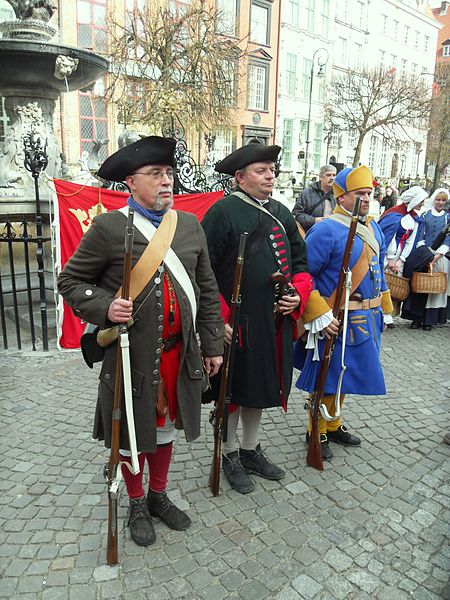 File:Gdańsk grupa rekonstrukcyjna na Długim Targu (3).JPG