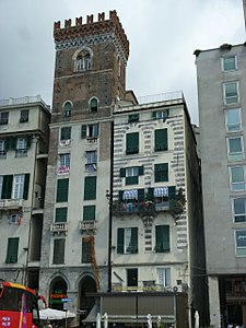Toren aan de Piazza Caricamento