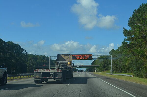 Annual traffic fatalities variable sign over I-95 north