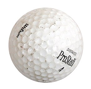 Une balle de golf avec ses multiples alvéoles déclenchant la transition de la couche limite.