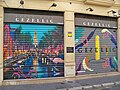 Mural en las persianas de cierre del Grand Café Gezellig, obra de Jonathan Morillas (Doger), 2023-08-05.