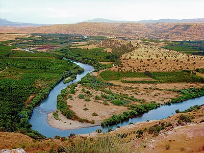 Benedenloop van de rivier.  Stroom van noordoost naar zuidwest.  Mesopotamische laaglanden.  In de buurt van de stad Erbil.