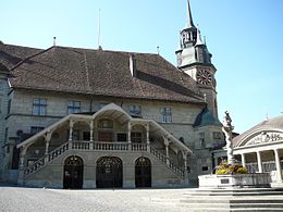 Fotografia colorida da Câmara Municipal de Friburgo, vista da praça de mesmo nome