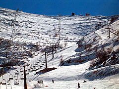 Blick auf das Skigebiet und die Seilbahnen