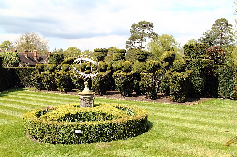 File:Hever Castle and Gardens 2022-04-25w.jpg