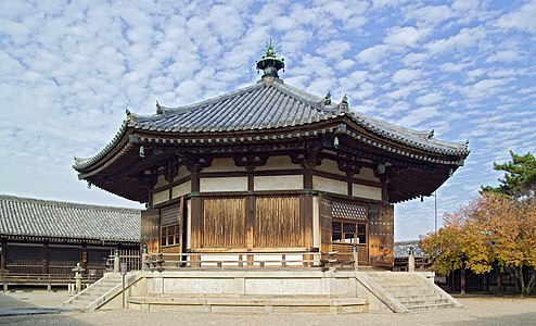 Dünyanın en eski ahşap yapımı Budist tapınağı olan Hōryū-ji 'nin önde gelen yapılarından Yumedono (Rüya salonu) 'nun dış görünümü. Hōryū-ji, Hōki-ji ile birlikte 9 Aralık 1993 tarihinde Monuments bouddhiques de la région d'Horyu-ji adıyla UNESCO Dünya Mirası listesine eklendi (Ikoma ilçesi, Nara ili, Japonya). (Üreten: Fg2)