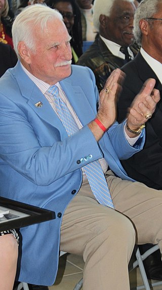 <span class="mw-page-title-main">Howard Schnellenberger</span> American football player and coach (1934–2021)