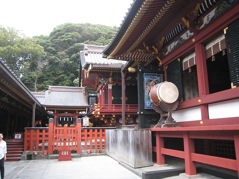 File:Inner court of Tsurugaoka Hachiman-gū.JPG