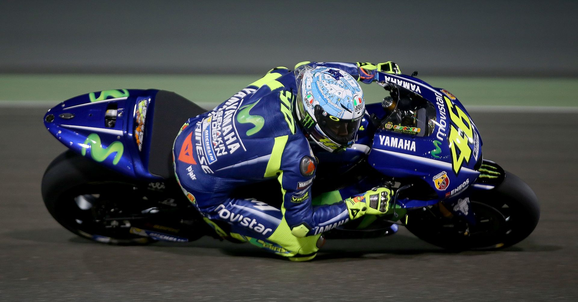 Valentino Rossi pilotando uma Yamaha  azul com o número 46