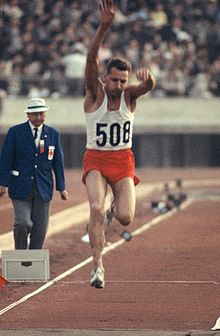 Józef Szmidt hyppäämässä vuoden 1964 olympialaisissa.