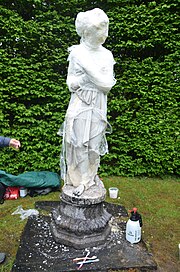 sculpture en marbre emballée de cellophane