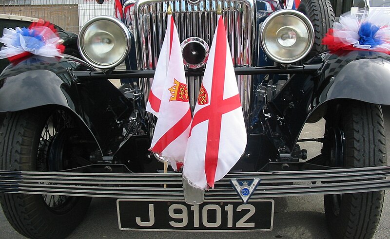 File:Jersey flags on vintage car Liberation Day 2006.jpg