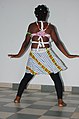 Jeune Femme dansant sur une musique traditionnelle du Bénin 13