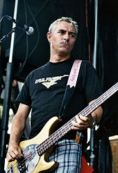 Foto berwarna dari Joe Escalante, siapa yang bermain gitar bass di luar.