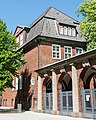 Deutsch: Gelehrtenschule des Johanneums in Hamburg-Winterhude: Eingangsarkaden. This is a photograph of an architectural monument. It is on the list of cultural monuments of Hamburg, no. 21907.