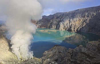 Sopka Ijen v Indonésii, s kouřícími solfatarami a kyselým kráterovým jezerem