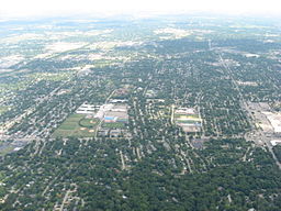 Flygbild över Kettering med Fairmont High School i mitten.