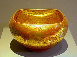 Styl kinrande, porcelana pokrywana złotem (ok. 1830)[1]