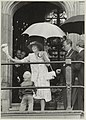 Koningin Beatrix en burgemeester Reehorst op het bordes van het stadhuis. NL-HlmNHA 54011411.JPG