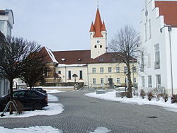 Gereja St. Vitus dan balai kota di Berg bei Neumarkt in der Oberpfalz