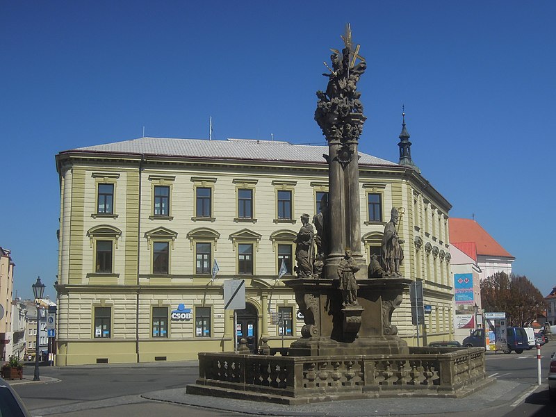 File:Kroměříž, Riegrovo náměstí, sloup se sousoším Nejsvětější Trojice (01).jpg