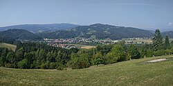 Vedere asupra satului Krottendorf-Gaisfeld (centru), Krottendorfberg (centru sus) și părți din Gaisfeld (dreapta) de la Muggauberg.