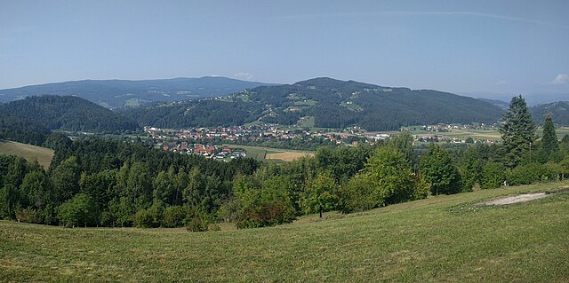 Ausblick auf Krottendorf-Gaisfeld vom Muggauberg aus. Auf dem Bild zu sehen sind das Ortszentrum (Mitte), der Wartenstein (Mitte oben) und Teile von Gaisfeld (rechts). Links im Bild ist der Dietenberg (zugehörig zu Ligist) zu sehen.