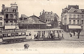 La place de l'hôtel-de-ville et le tramway