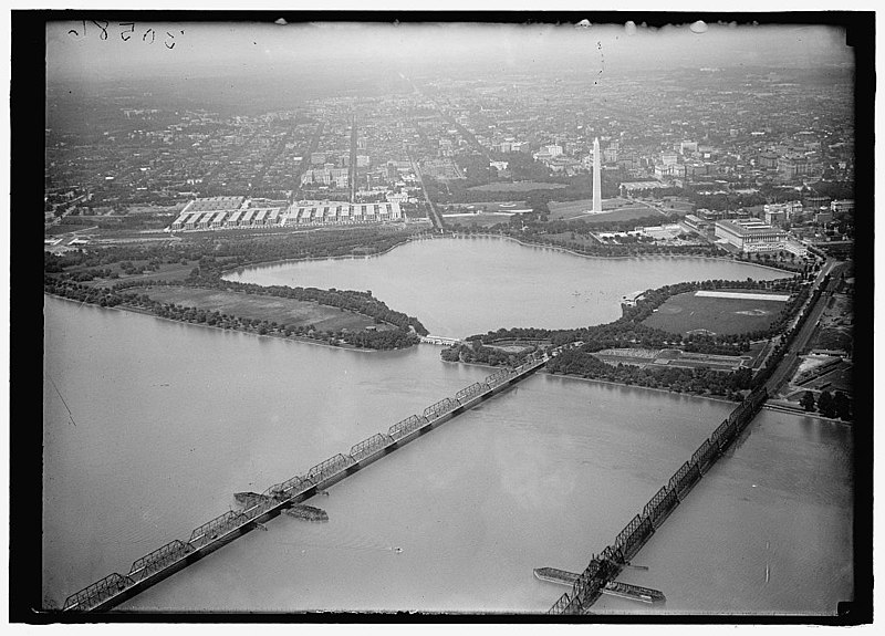 File:LONG BRIDGE. AIRPLANE VIEW OF, WITH TIDAL BASIN, MONUMENT, ETC. LCCN2016870197.jpg