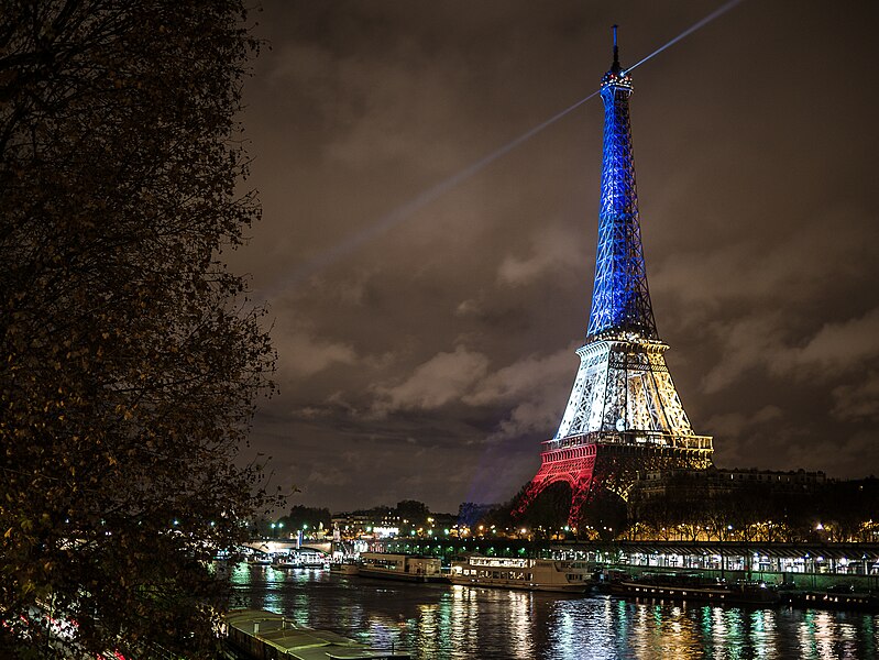 File:La tour Eiffel illuminée en bleu blanc rouge - Fluctuat nec Mergitur - Liberté, égalité, fraternité (22565852263).jpg