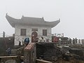 Buddhist tempel på toppen av fjellet, det er et tempel på hver av toppene